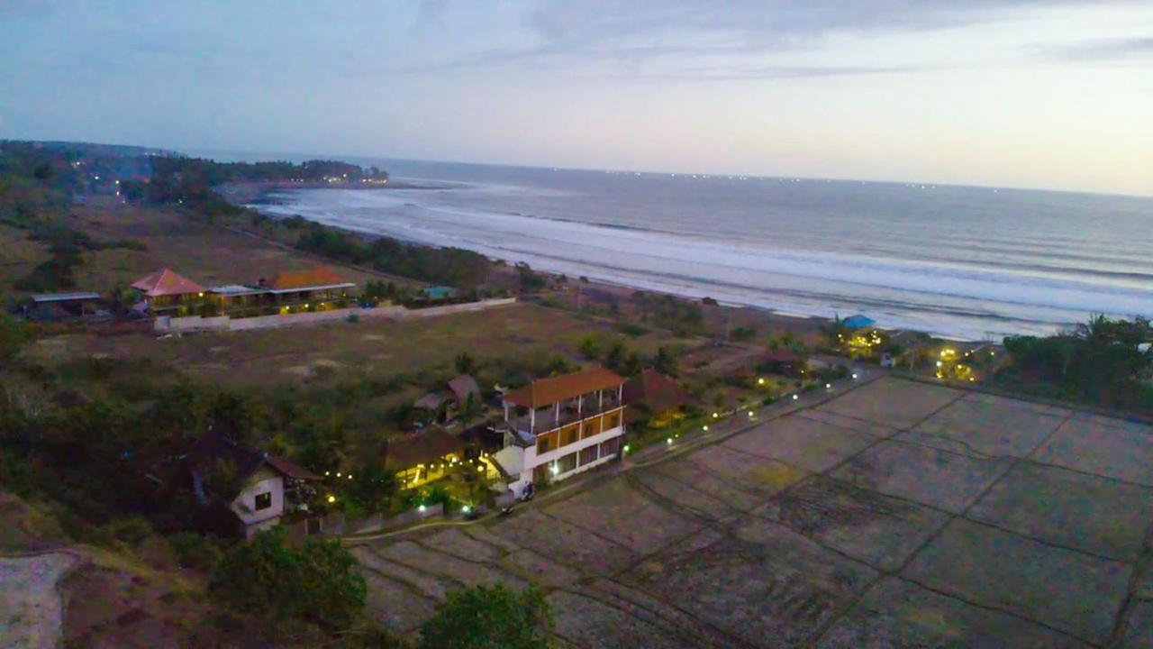 The Anara Surfing Camp Hotel Pulukan Exterior photo